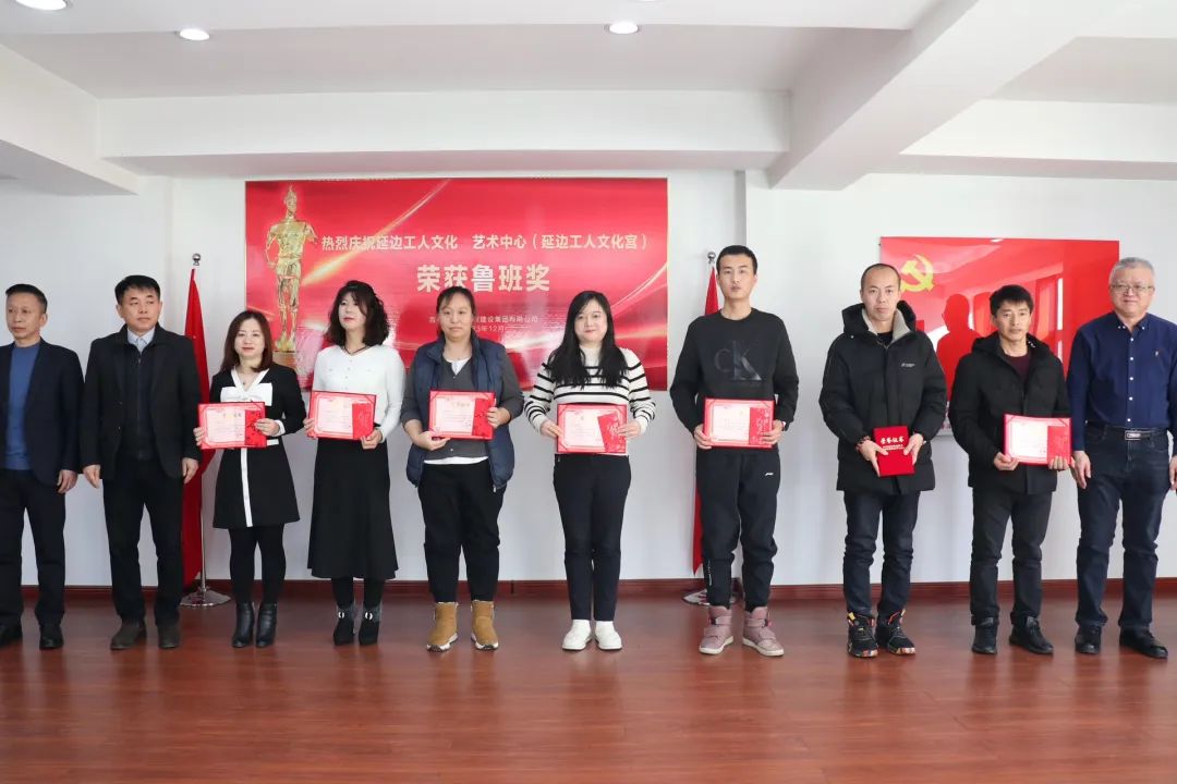 华兴集团隆重举行“鲁班奖”表彰大会(图5) 华兴集团隆重举行“鲁班奖”表彰大会(图5)